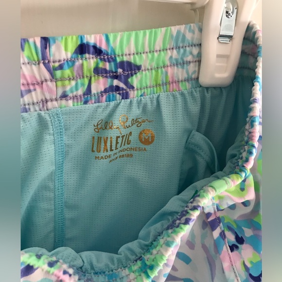 Lilly Pulitzer Luxletic ocean trail 4” woven short size Med worn once - Picture 3 of 3